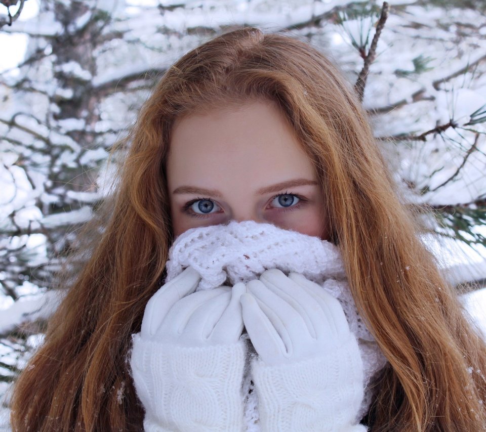Обои девушка, снежинки, взгляд, волосы, перчатки, шарф, рыжеволосая, girl, snowflakes, look, hair, gloves, scarf, redhead разрешение 2560x1668 Загрузить