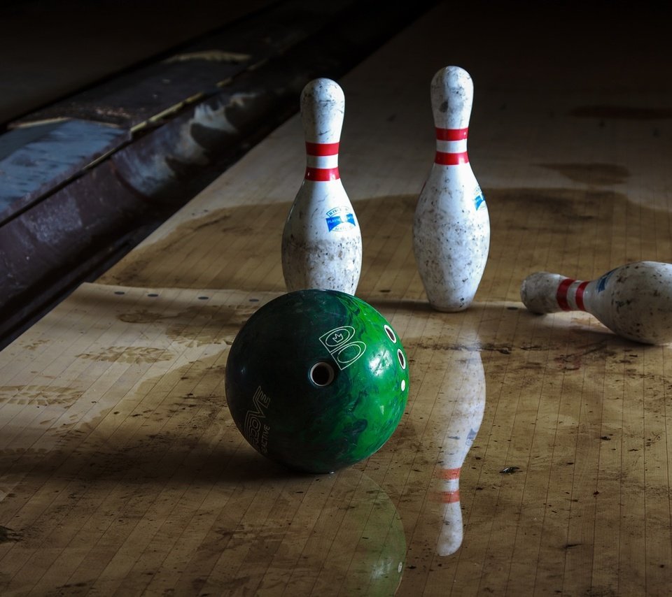 Обои отражение, шар, спорт, боулинг, кегли, reflection, ball, sport, bowling, skittles разрешение 1920x1280 Загрузить