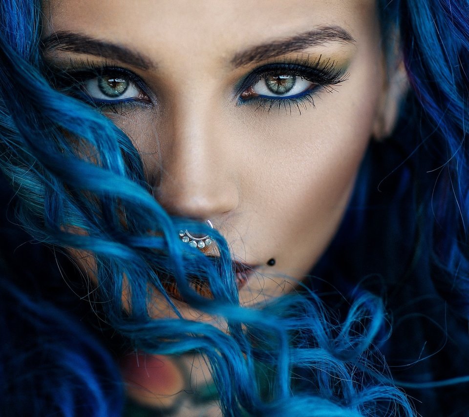 Обои глаза, девушка, взгляд, модель, волосы, лицо, макияж, синие волосы, eyes, girl, look, model, hair, face, makeup, blue hair разрешение 2048x1365 Загрузить