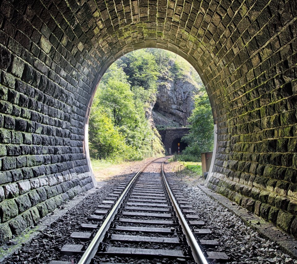 Обои деревья, железная дорога, рельсы, камни, тоннель, trees, railroad, rails, stones, the tunnel разрешение 5614x3742 Загрузить