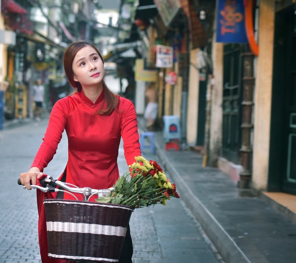 Обои цветы, девушка, улица, лицо, корзина, азиатка, велосипед, flowers, girl, street, face, basket, asian, bike разрешение 7650x4555 Загрузить