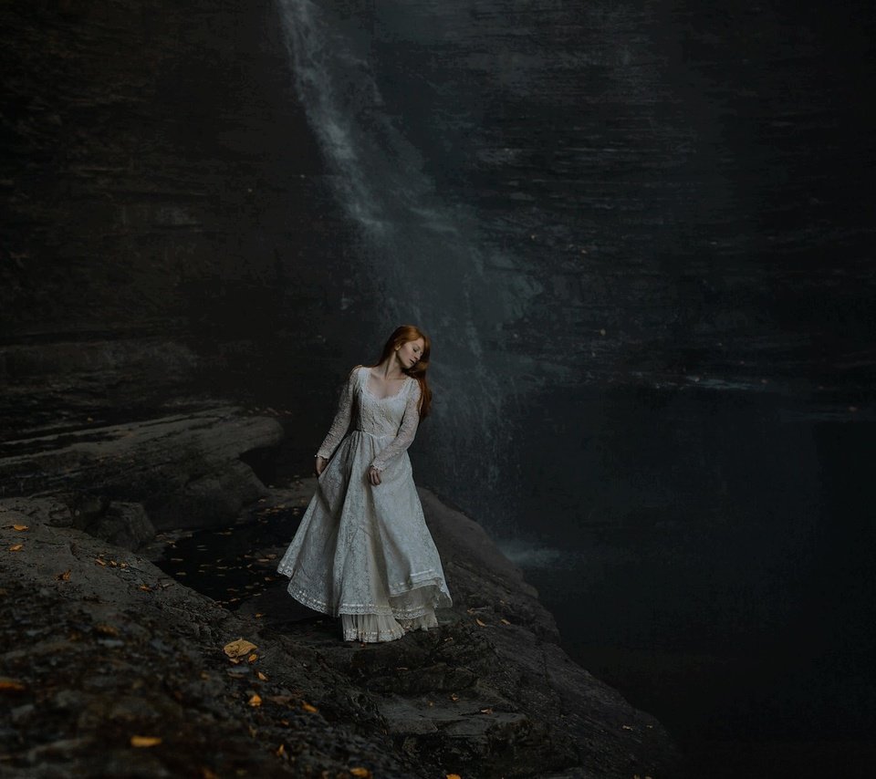 Обои девушка, платье, водопад, обрыв, рыжеволосая, aleah michele, melancholic, girl, dress, waterfall, open, redhead разрешение 2048x1203 Загрузить