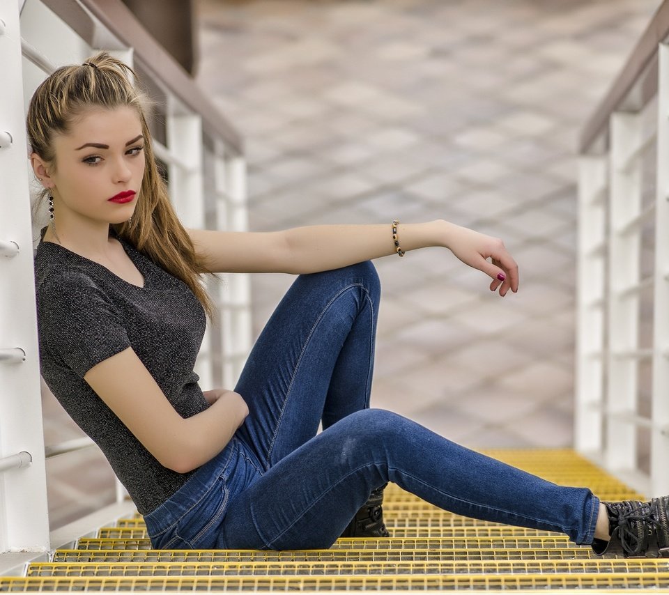 Обои лестница, девушка, модель, джинсы, макияж, футболка, aily, ladder, girl, model, jeans, makeup, t-shirt разрешение 2048x1355 Загрузить