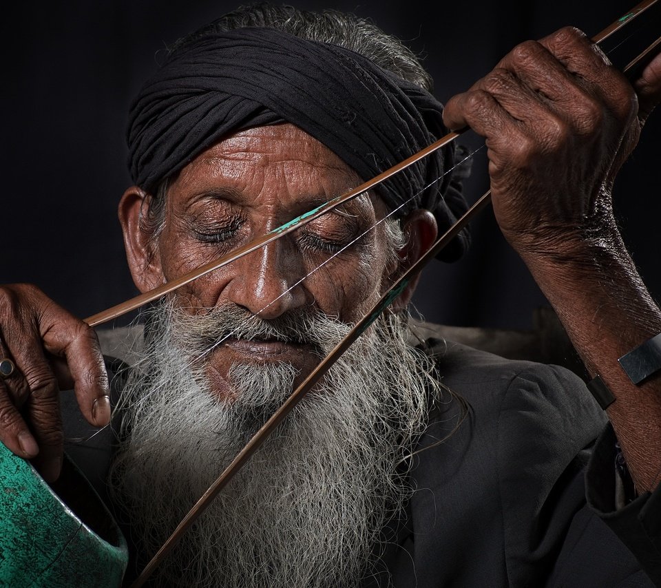 Обои музыка, человек, старик, борода, музыкальный инструмент, music, people, the old man, beard, musical instrument разрешение 2048x1380 Загрузить