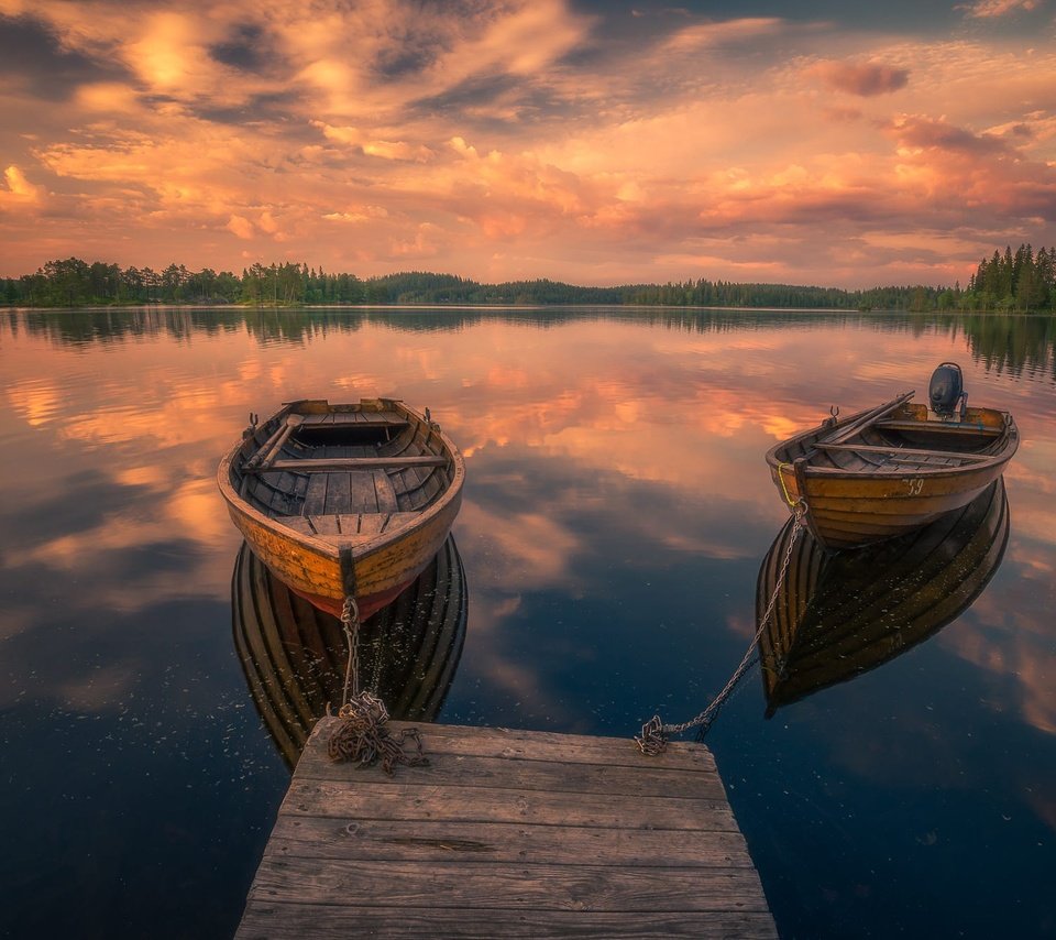 Обои небо, облака, деревья, озеро, отражение, лодки, причал, норвегия, the sky, clouds, trees, lake, reflection, boats, pier, norway разрешение 2000x1335 Загрузить