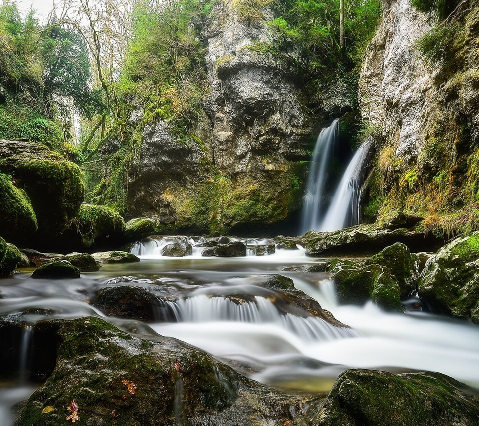 Обои деревья, вода, камни, водопад, мох, потоки, trees, water, stones, waterfall, moss, threads разрешение 2048x1152 Загрузить