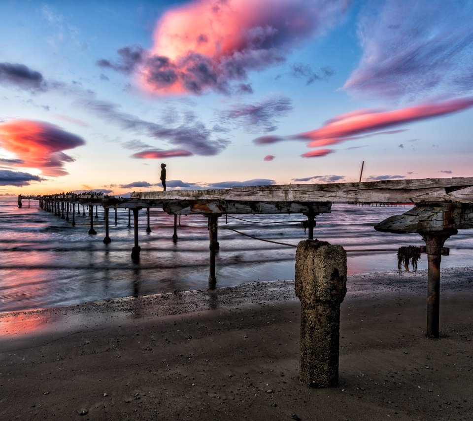 Обои небо, облака, закат, море, мост, корабль, причал, the sky, clouds, sunset, sea, bridge, ship, pier разрешение 2048x1367 Загрузить