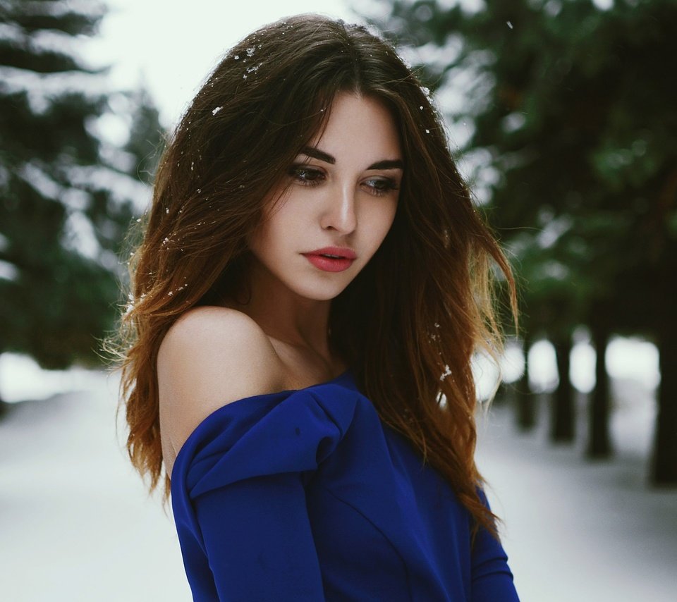 Обои зима, платье, портрет, модель, плечи, шатенка, анна легкая, winter, dress, portrait, model, shoulders, brown hair, anna easy разрешение 2560x1707 Загрузить