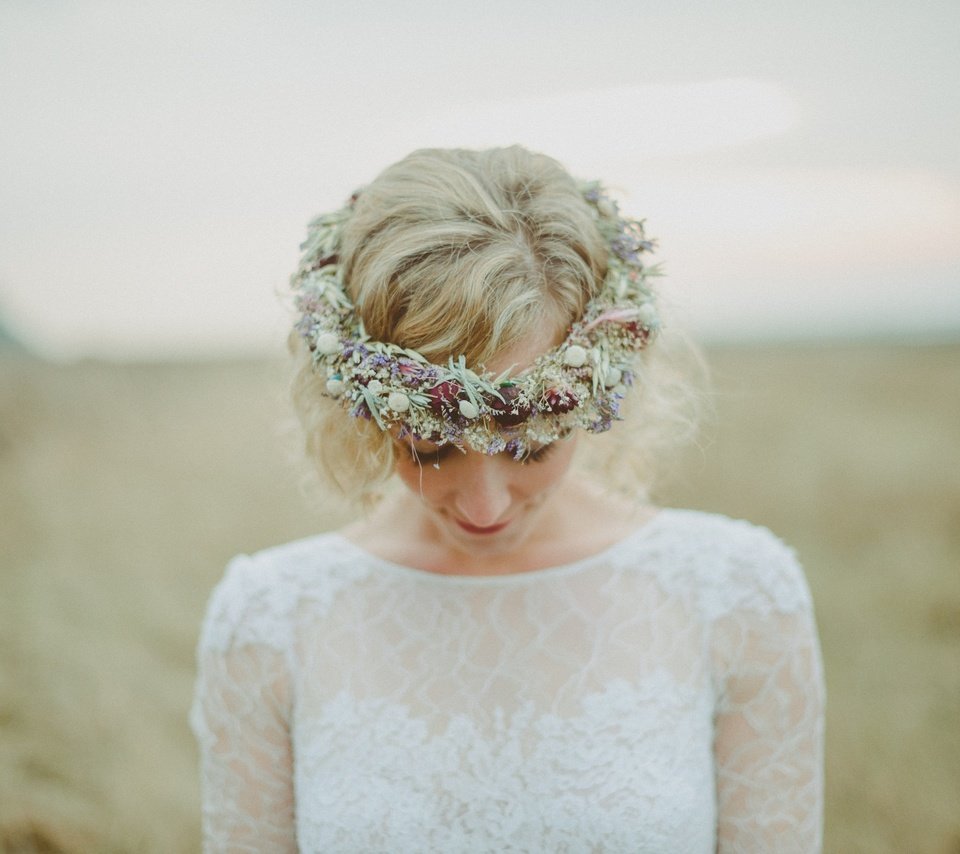 Обои цветы, блондинка, венок, белое платье, невеста, flowers, blonde, wreath, white dress, the bride разрешение 2048x1367 Загрузить