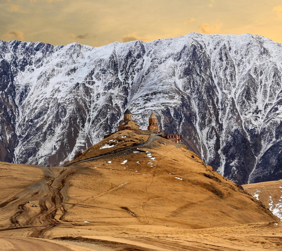 Обои горы, снег, храм, пейзаж, церковь, холм, mountains, snow, temple, landscape, church, hill разрешение 2048x1365 Загрузить