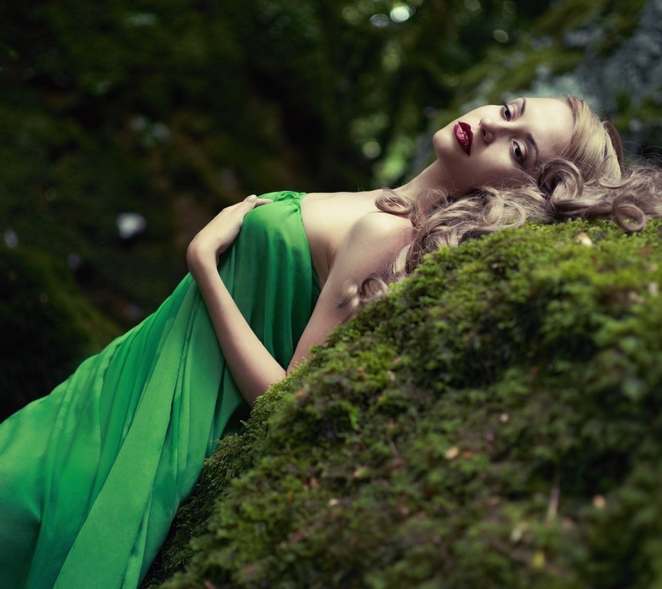 Девушка в зеленом платье вертикальные