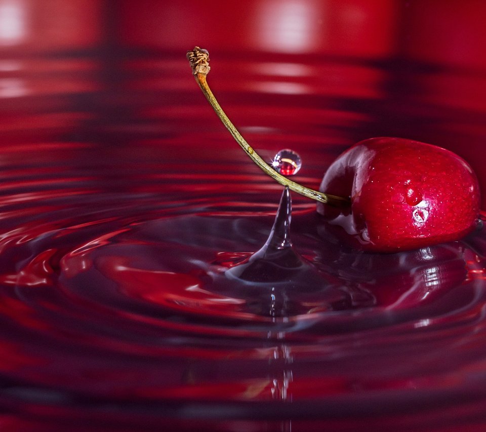 Обои вода, макро, капля, черешня, вишня, всплеск, яг, water, macro, drop, cherry, splash, yag разрешение 2880x1913 Загрузить