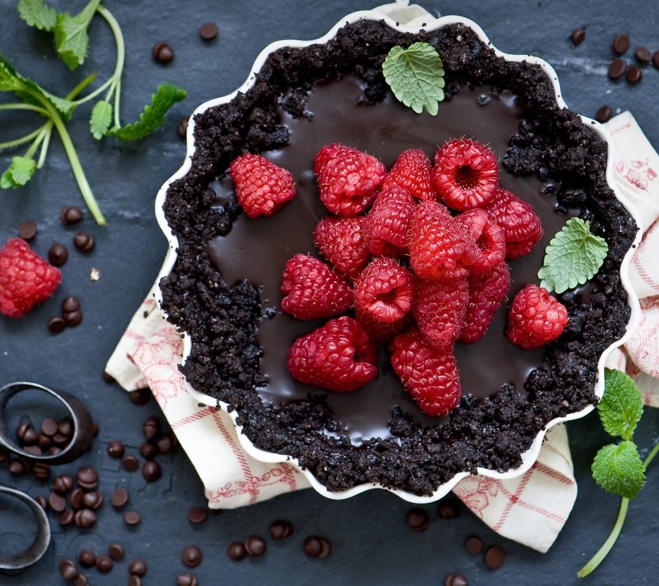 Обои мята, малина, ягоды, шоколад, торт, десерт, пирожное, сл, mint, raspberry, berries, chocolate, cake, dessert, sl разрешение 2560x1600 Загрузить