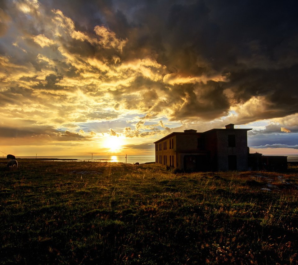 Обои небо, облака, солнце, пейзаж, море, утро, поле, дом, the sky, clouds, the sun, landscape, sea, morning, field, house разрешение 1920x1200 Загрузить