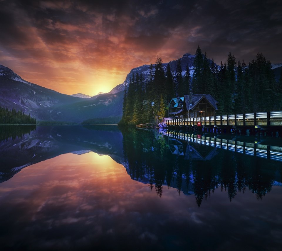 Обои небо, вечер, озеро, горы, мостик, лес, закат, домик, the sky, the evening, lake, mountains, the bridge, forest, sunset, house разрешение 2048x1295 Загрузить