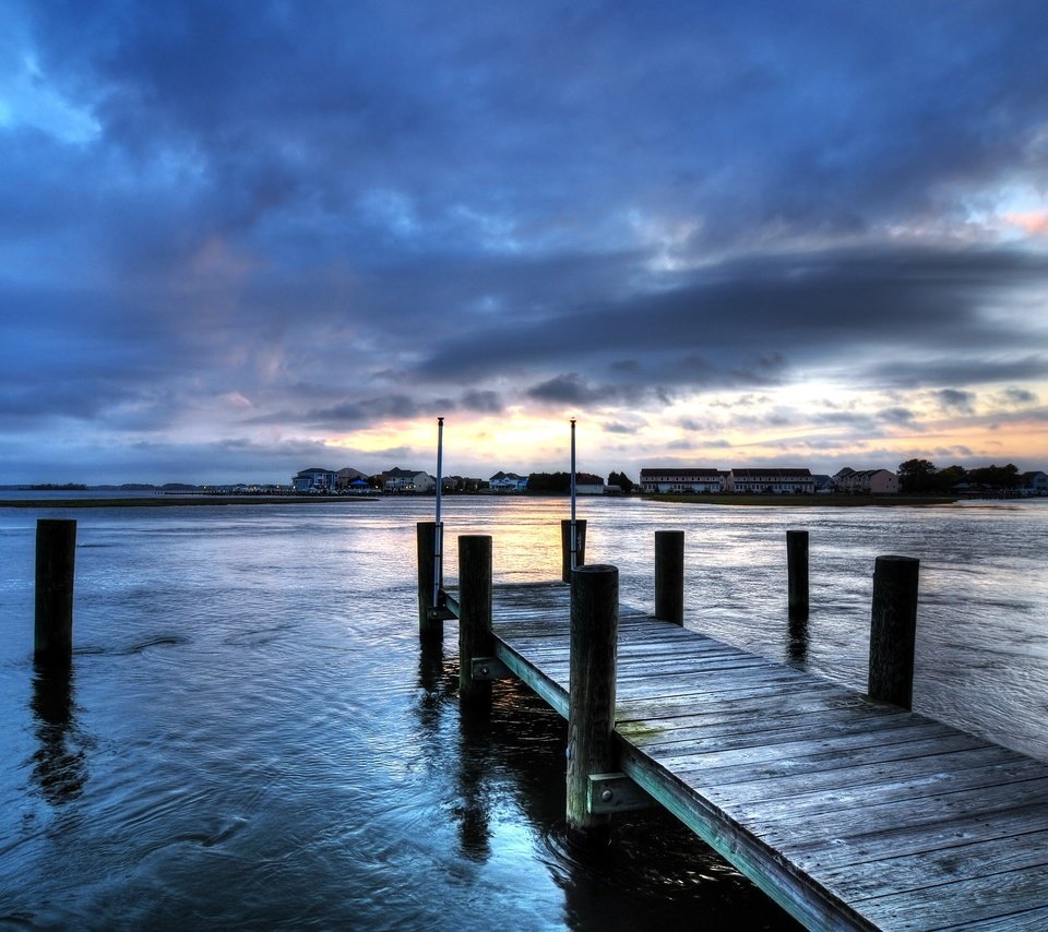 Обои небо, вечер, река, закат, тучи, пирс, причал, дома, the sky, the evening, river, sunset, clouds, pierce, pier, home разрешение 2555x1600 Загрузить