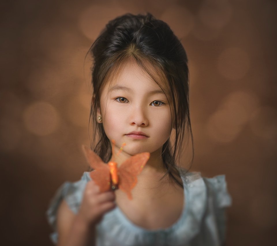 Обои портрет, взгляд, бабочка, дети, девочка, волосы, лицо, portrait, look, butterfly, children, girl, hair, face разрешение 2048x1336 Загрузить