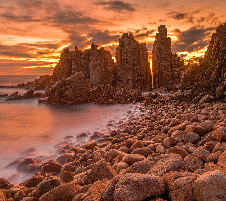 Обои скалы, камни, берег, море, австралия, зарево, мыс, вуламай, rocks, stones, shore, sea, australia, glow, cape, woolamai разрешение 2048x1536 Загрузить