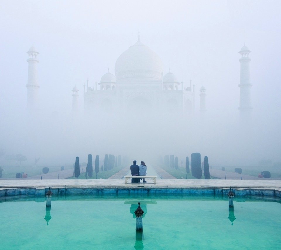 Обои туман, люди, город, пара, индия, тадж-махал, fog, people, the city, pair, india, taj mahal разрешение 2500x1563 Загрузить