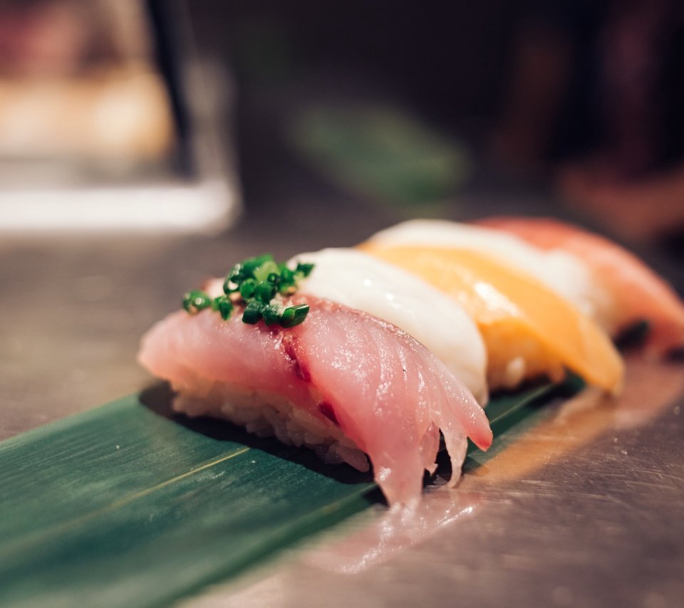 Обои зелень, рыба, суши, морепродукты, greens, fish, sushi, seafood разрешение 2879x1800 Загрузить