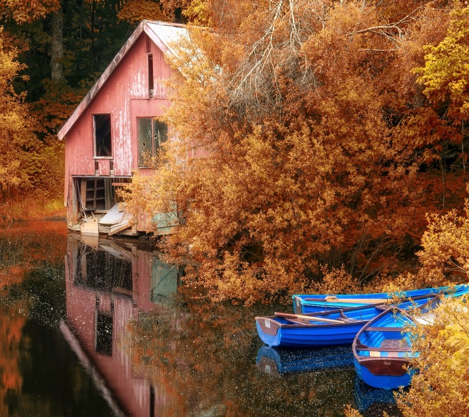 Обои деревья, озеро, листья, отражение, осень, лодки, дом, trees, lake, leaves, reflection, autumn, boats, house разрешение 2560x1600 Загрузить