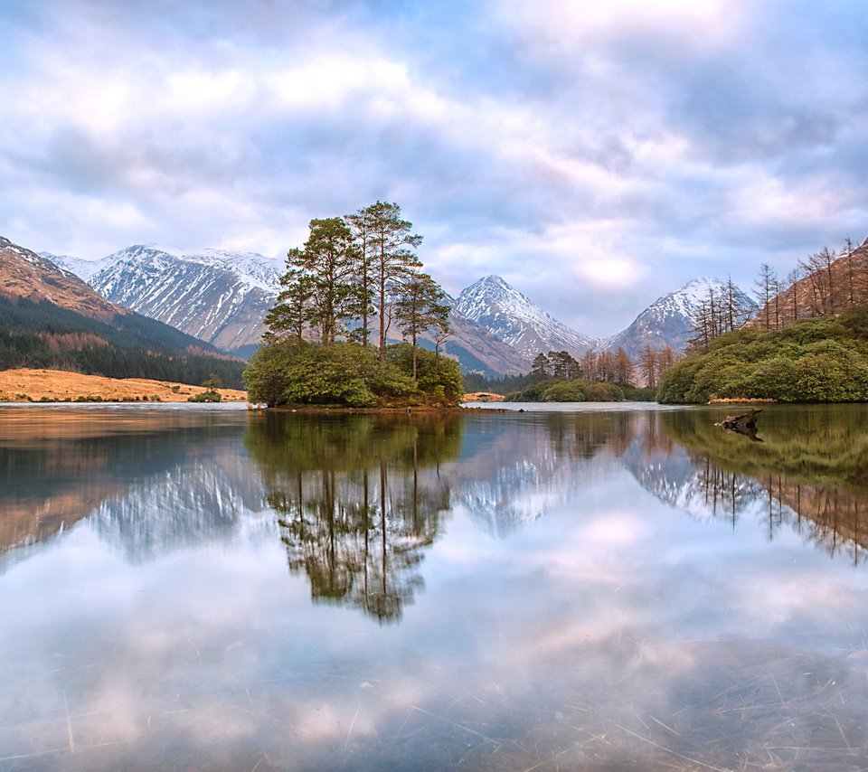 Обои небо, облака, деревья, вода, озеро, горы, отражение, островок, the sky, clouds, trees, water, lake, mountains, reflection, island разрешение 2560x1445 Загрузить