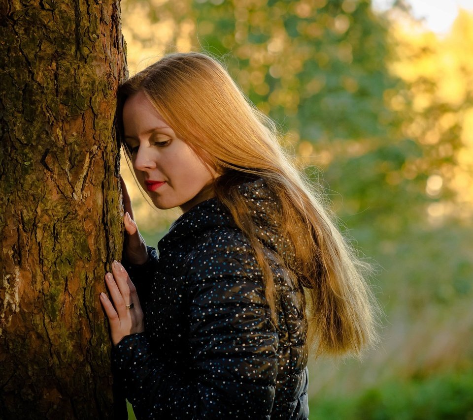 Обои дерево, девушка, модель, волосы, tree, girl, model, hair разрешение 3000x1987 Загрузить