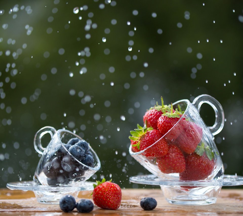 Обои капли, боке, клубника, блюдца, стол, размытость, дождь, ягоды, черника, чашки, drops, bokeh, strawberry, saucers, table, blur, rain, berries, blueberries, cup разрешение 7287x4863 Загрузить