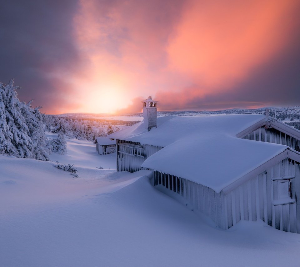 Обои небо, свет, вечер, снег, зима, домик, the sky, light, the evening, snow, winter, house разрешение 2048x1365 Загрузить