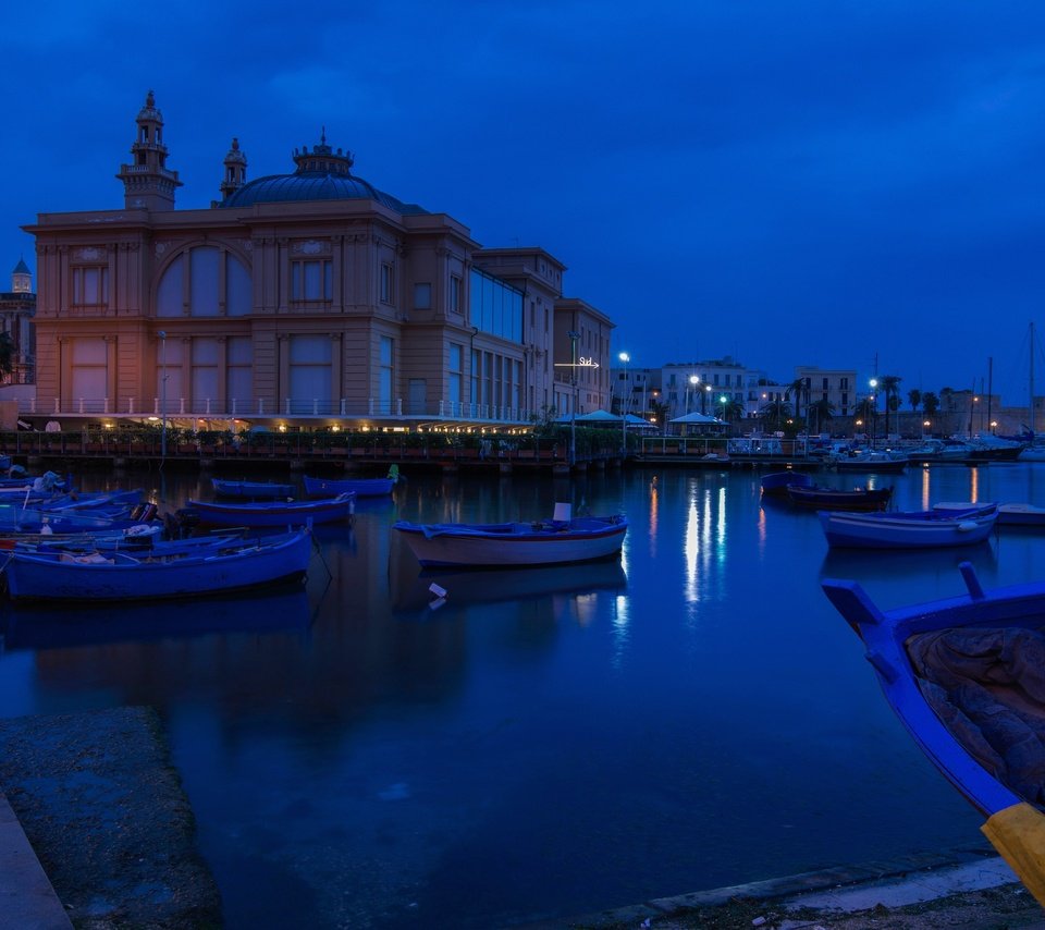 Обои ночь, лодки, причал, италия, театр, бари, night, boats, pier, italy, theatre, bari разрешение 2048x1354 Загрузить