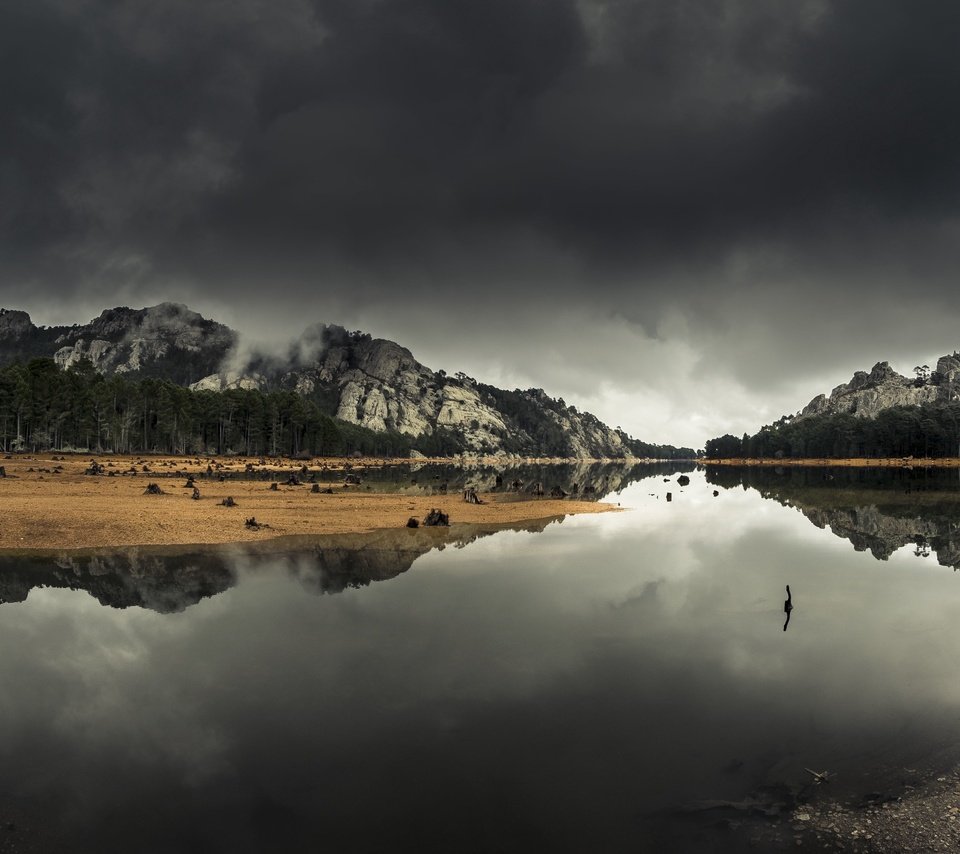 Обои облака, деревья, озеро, горы, берег, отражение, холм, clouds, trees, lake, mountains, shore, reflection, hill разрешение 2560x1594 Загрузить