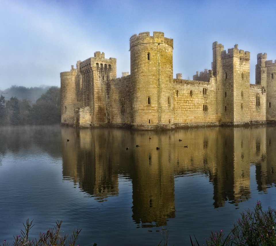 Обои отражение, туман, замок, англия, башни, замок бодиам, старинный, reflection, fog, castle, england, tower, bodiam castle, vintage разрешение 2048x1365 Загрузить