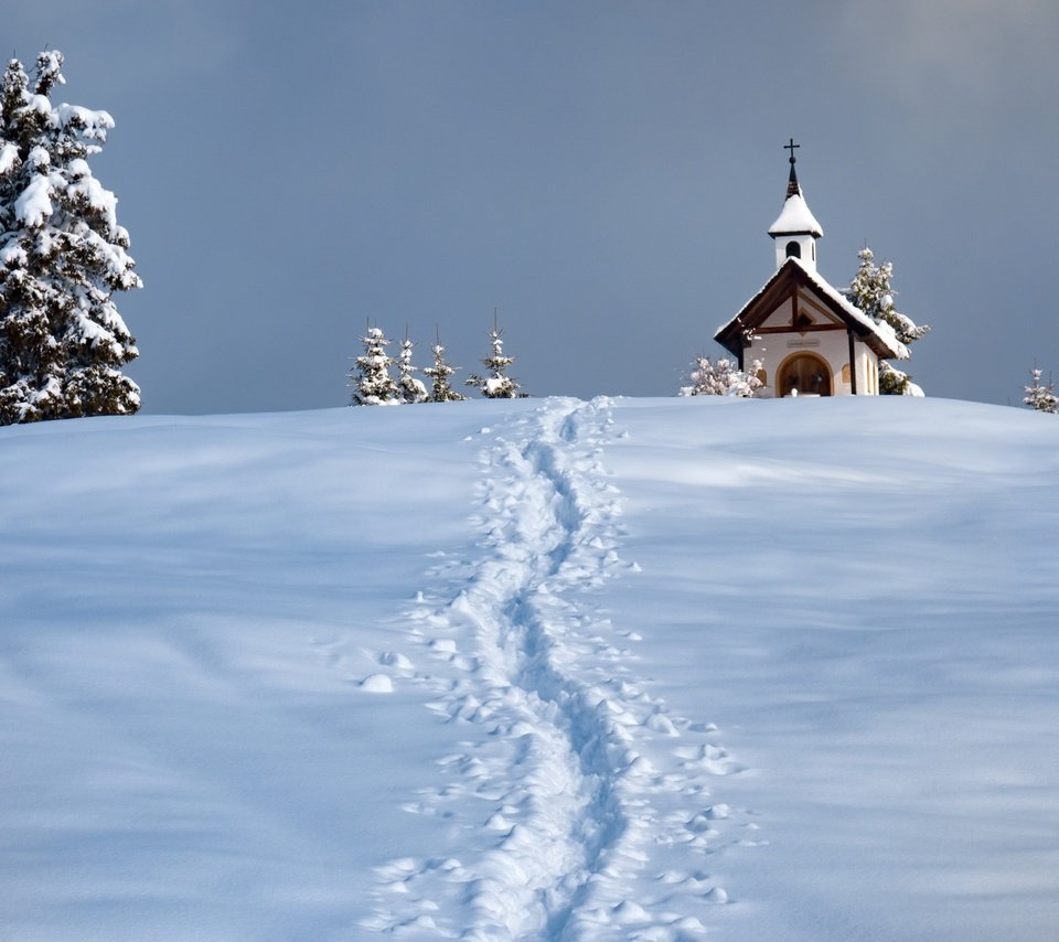 Обои снег, зима, церковь, следы, ели, часовня, snow, winter, church, traces, ate, chapel разрешение 2048x1365 Загрузить