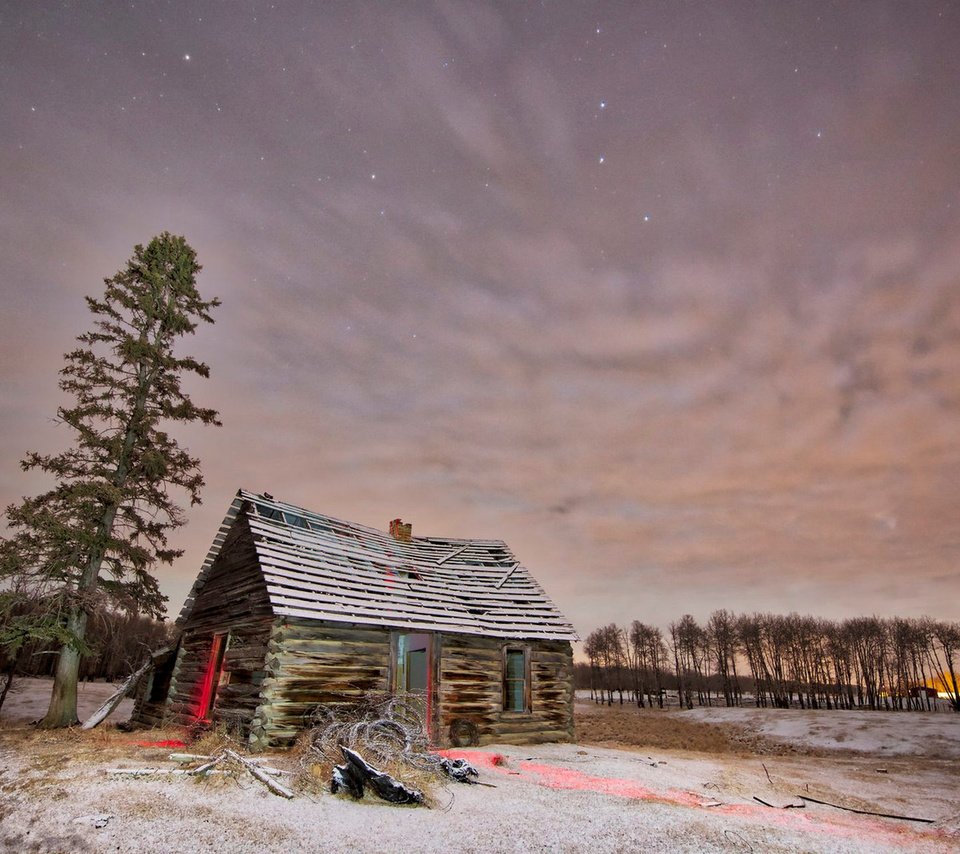 Обои небо, деревья, снег, дерево, зима, звезды, рассвет, хижина, the sky, trees, snow, tree, winter, stars, dawn, hut разрешение 1920x1279 Загрузить