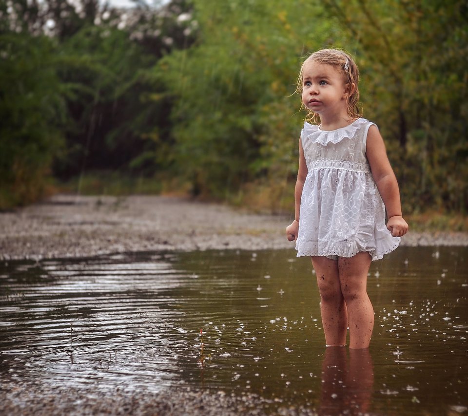 Обои вода, малышка, природа, платье, дети, девочка, дождь, ребенок, лужа, water, baby, nature, dress, children, girl, rain, child, puddle разрешение 4542x2975 Загрузить