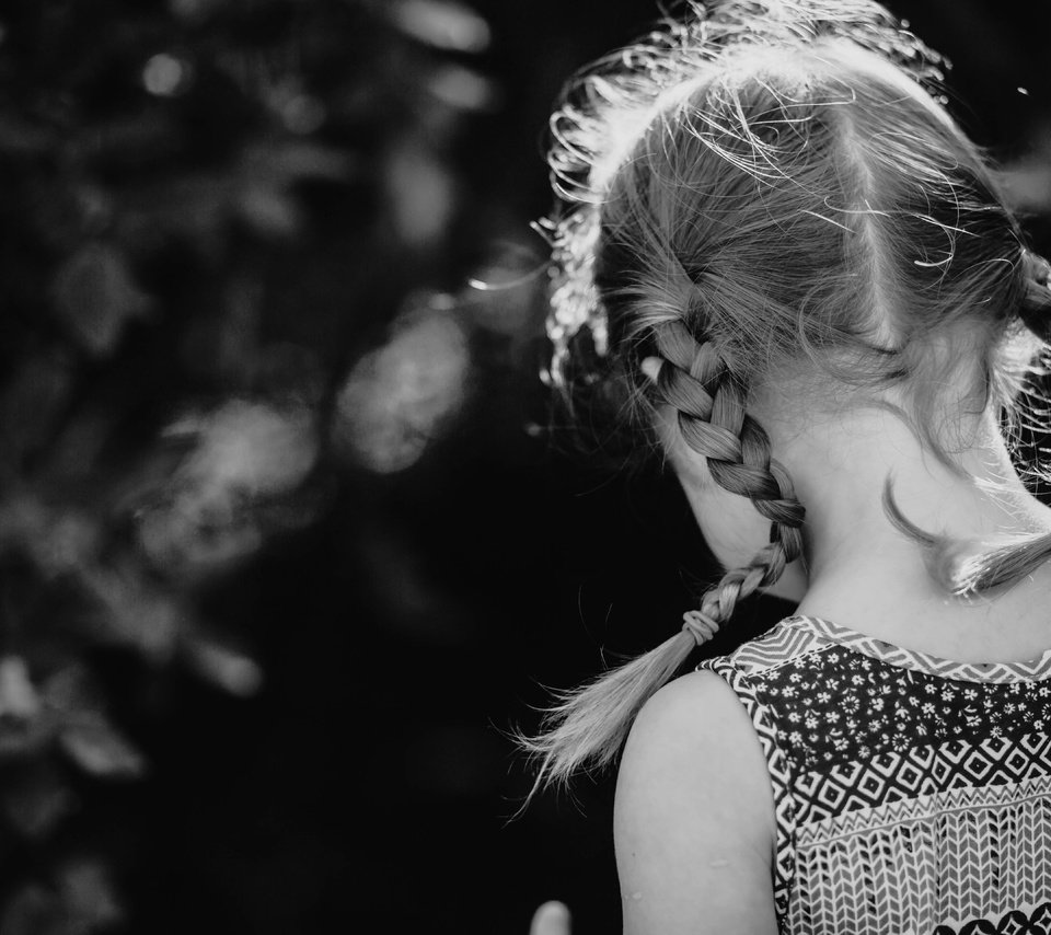 Обои чёрно-белое, дети, девочка, спина, косички, black and white, children, girl, back, braids разрешение 5760x3840 Загрузить