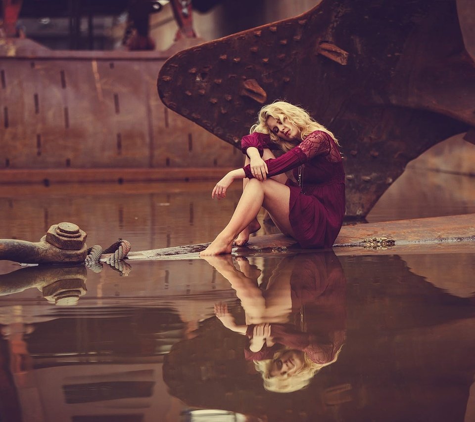 Обои девушка, отражение, платье, блондинка, ножки, якорь, в воде, girl, reflection, dress, blonde, legs, anchor, in the water разрешение 2000x1125 Загрузить