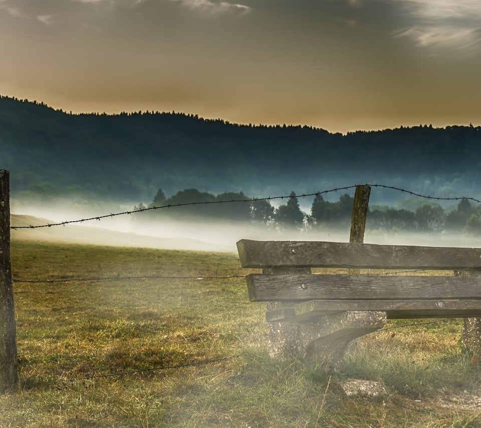 Обои горы, утро, туман, поле, скамья, mountains, morning, fog, field, bench разрешение 2048x1153 Загрузить