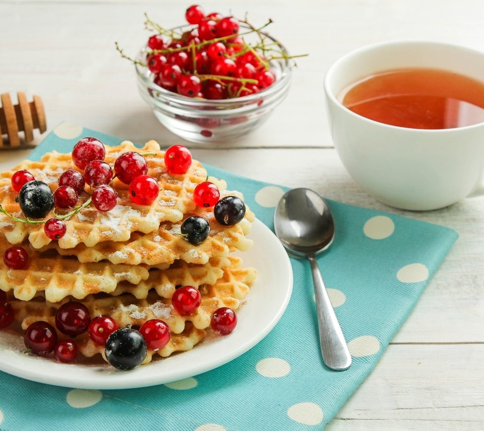 Обои ягоды, чай, мед, выпечка, ложка, смородина, вафли, berries, tea, honey, cakes, spoon, currants, waffles разрешение 5184x3456 Загрузить