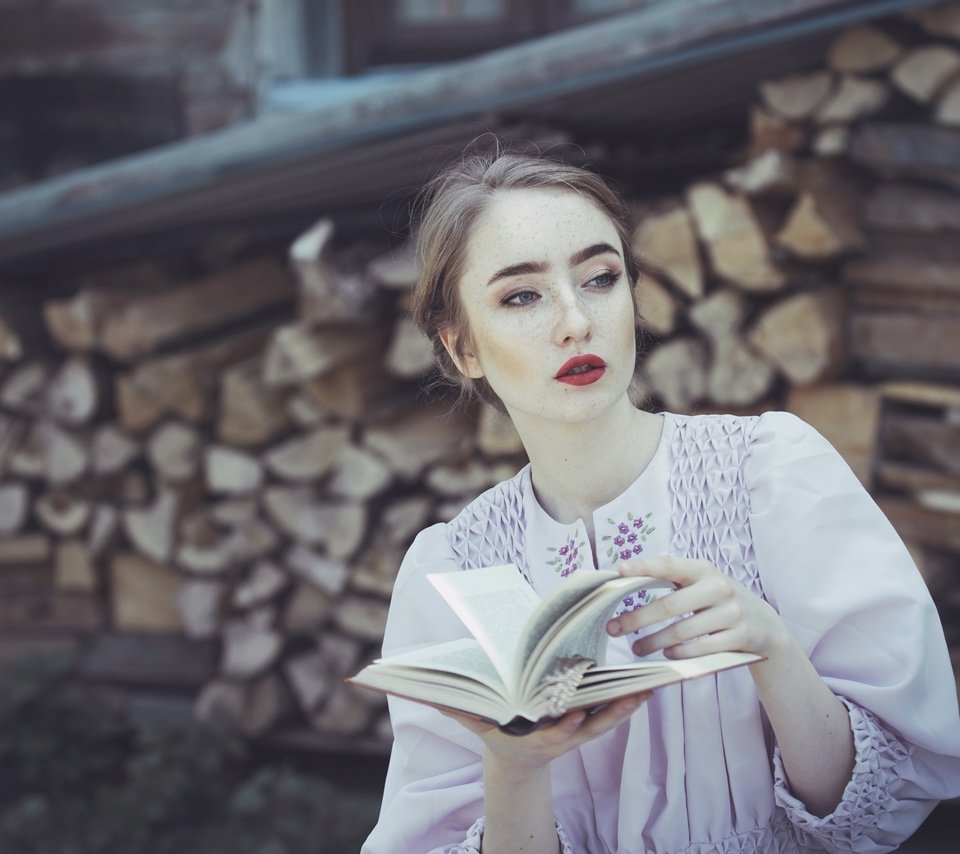 Обои девушка, фон, взгляд, волосы, книга, kasia markiewicz, girl, background, look, hair, book разрешение 2048x1320 Загрузить