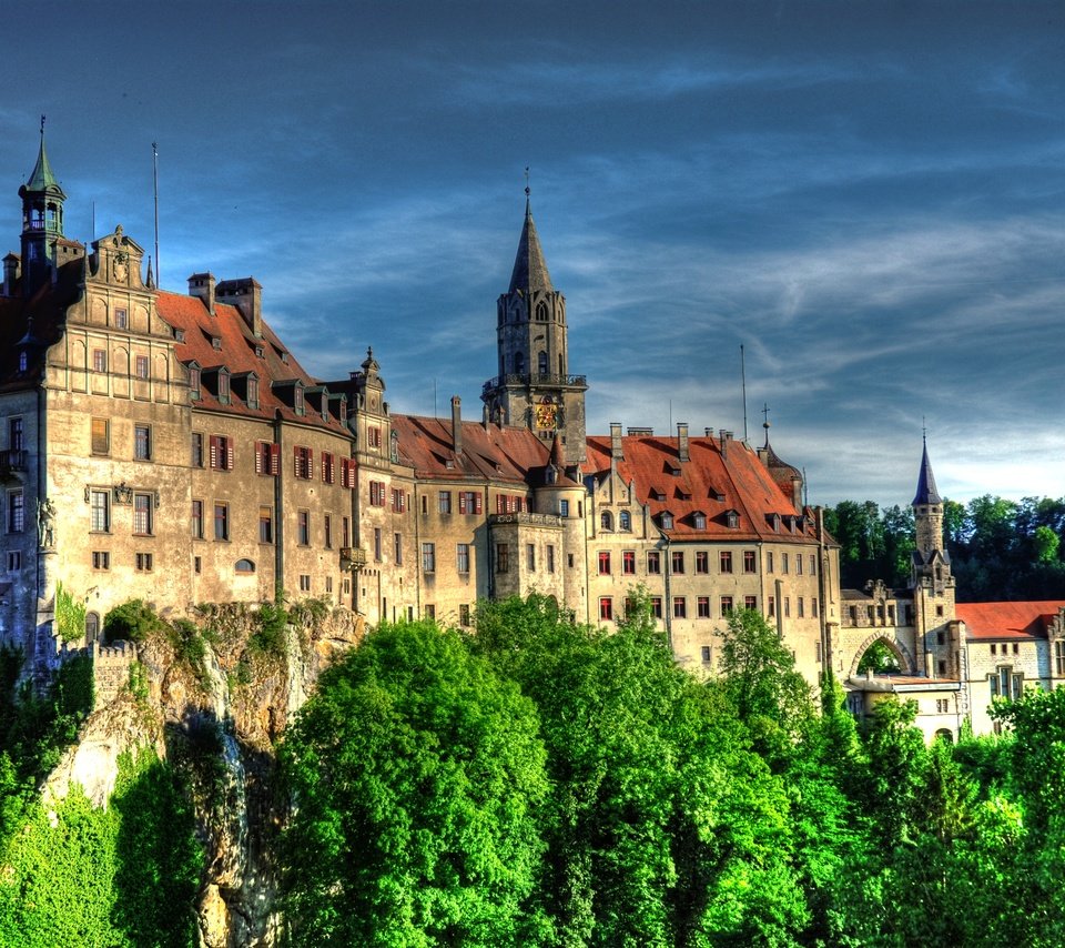 Обои небо, замок, город, германия, sigmaringen, замок зигмаринген, schloss sigmaringen, the sky, castle, the city, germany, sigmaringen castle разрешение 3872x2592 Загрузить