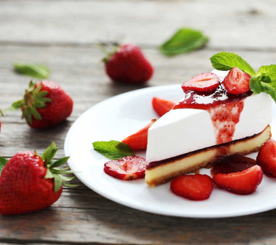 Обои клубника, ягоды, сладкое, торт, десерт, чизкейк, strawberry, berries, sweet, cake, dessert, cheesecake разрешение 5472x3648 Загрузить