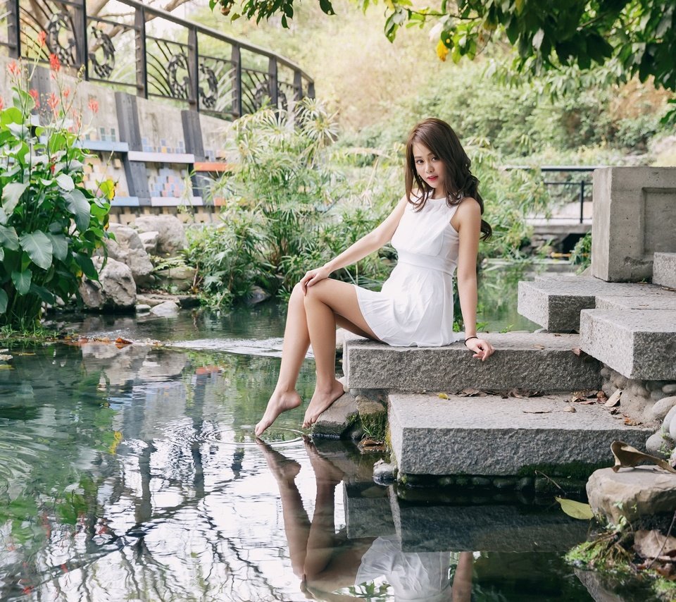 Обои вода, девушка, отражение, взгляд, волосы, азиатка, босиком, water, girl, reflection, look, hair, asian, barefoot разрешение 2048x1284 Загрузить