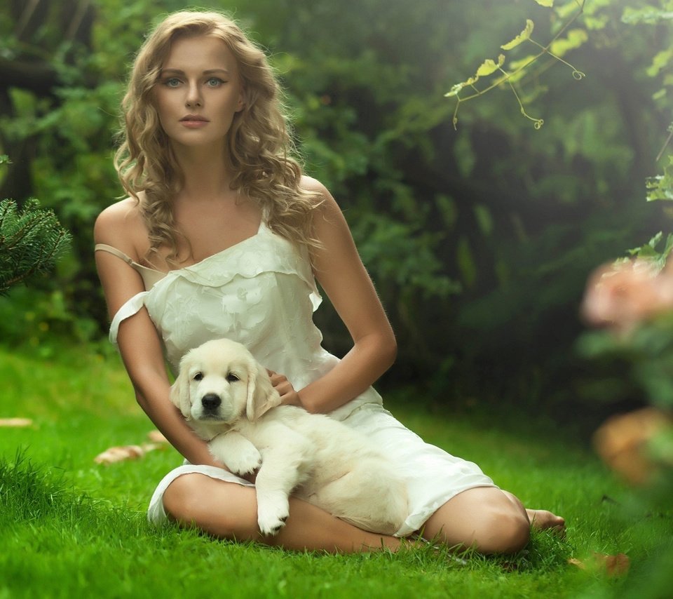 Обои лес, девушка, платье, блондинка, взгляд, щенок, пес, прическа, forest, girl, dress, blonde, look, puppy, dog, hairstyle разрешение 2560x1440 Загрузить