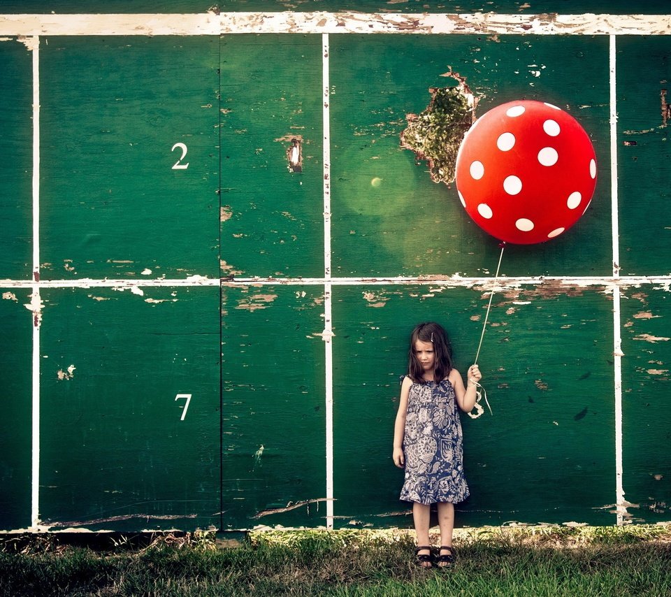 Обои фон, стена, дети, девочка, шар, воздушный шарик, background, wall, children, girl, ball, a balloon разрешение 2560x1600 Загрузить