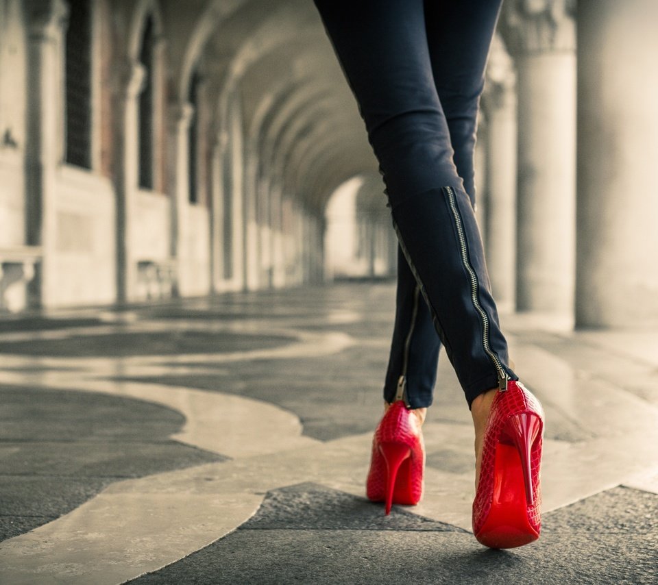 Девушка в красных туфлях