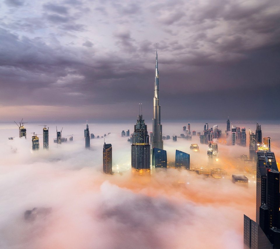 Обои небо, облака, туман, небоскребы, дубай, оаэ, бурдж-халифа, the sky, clouds, fog, skyscrapers, dubai, uae, burj khalifa разрешение 2000x1333 Загрузить