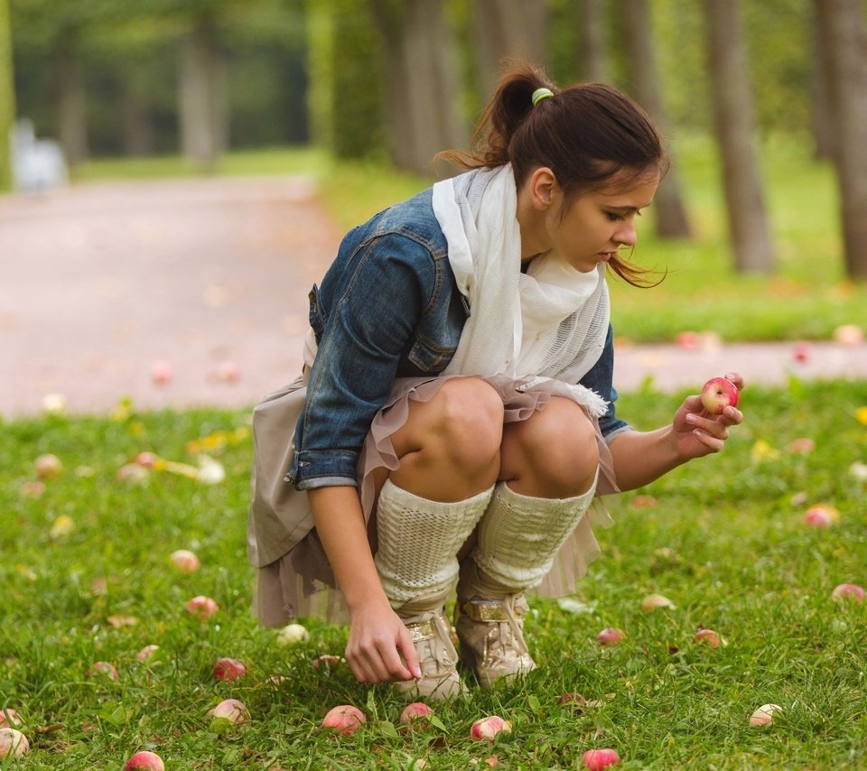 Обои девушка, брюнетка, яблоки, юбка, колени, джинсовка, audrey, girl, brunette, apples, skirt, knees, dzhinsovka разрешение 1920x1200 Загрузить