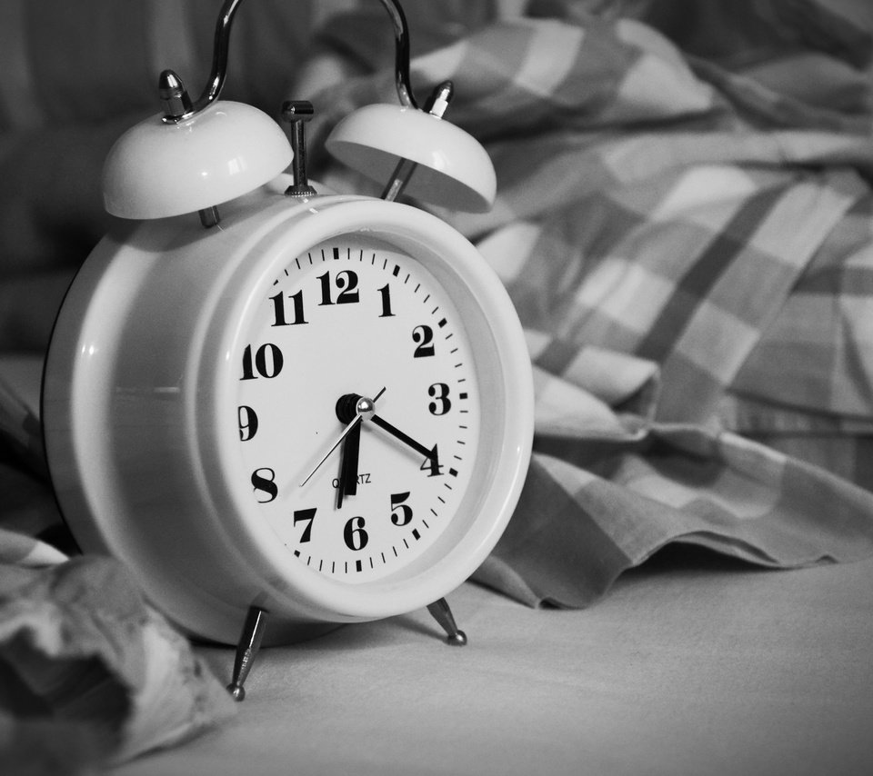 Обои чёрно-белое, часы, время, будильник, black and white, watch, time, alarm clock разрешение 4928x3264 Загрузить