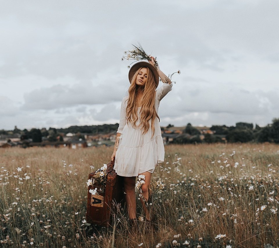 Обои блондинка, поле, полевые цветы, шляпа, чемодан, blonde, field, wildflowers, hat, suitcase разрешение 2046x1274 Загрузить